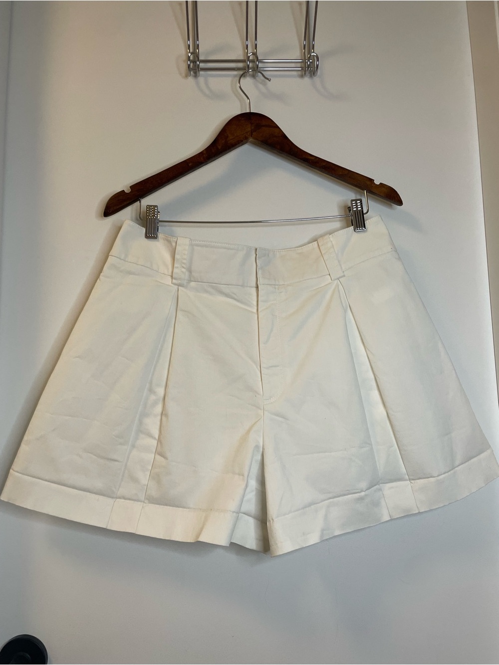 Club Monaco Women's pleated cotton Shorts size 12